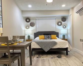Luxury, Private Suite in cool Palm Beach Gardens with WiFi, AC - Palm Beach Gardens - Bedroom