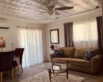 Treetop stay: private balcony, full kitchen - Roseville - Σαλόνι