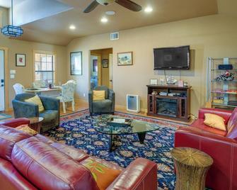 Peaceful and Secluded Bandera Home with Deck and Grill! - Medina - Living room