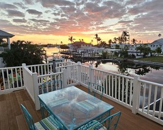 Beautiful waterfront home with pool/spa, boat lift, kayaks and kayak launch! - Matlacha - Balcony