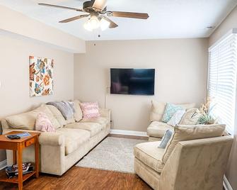 Location, location, location! In Oxford's Mile Square! 4 Bed/2 Bath Townhouse - Oxford - Obývací pokoj