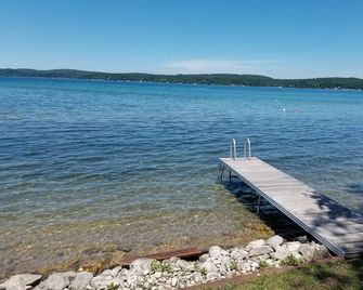 On Shore Of Spectacular Lake - Beulah - Playa