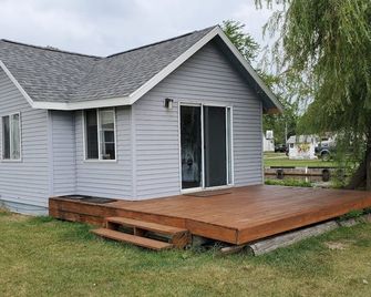 Lyman's Cozy Lakefront Cottage - Houghton Lake - Patio