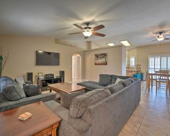 Temp-Controlled Pool Lake Havasu Escape, Mtn View - Lake Havasu City - Living room