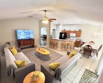 Single house: 12guests,4bds/2baths,large backyard. - Orange Park - Sala de estar