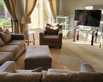 1+ Month Rental - No Charge Heated Pool - Beautiful Rancher W/ Amazing Backyard - Maricopa - Sala de estar