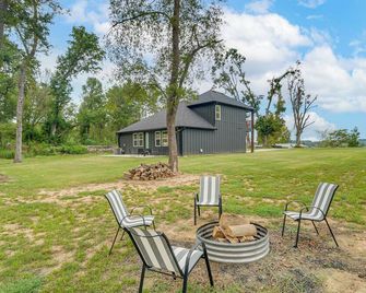 Lake-View Retreat w/ Games & Yard in Daingerfield - Daingerfield - Patio