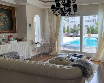 White House Luxury Hospitality - Olbia - Living room