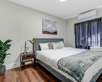 3-Bed Retreat with Spa-Like Bath, Well-Equipped Kitchen, Laundry On-Site, and Reserved Parking. - Alhambra - Schlafzimmer