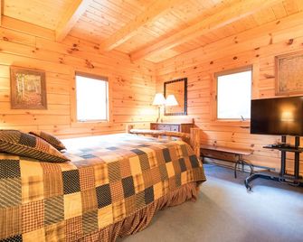 Beautiful Waterfront Log Home, Nestled in the White Mountains - Woodstock - Bedroom