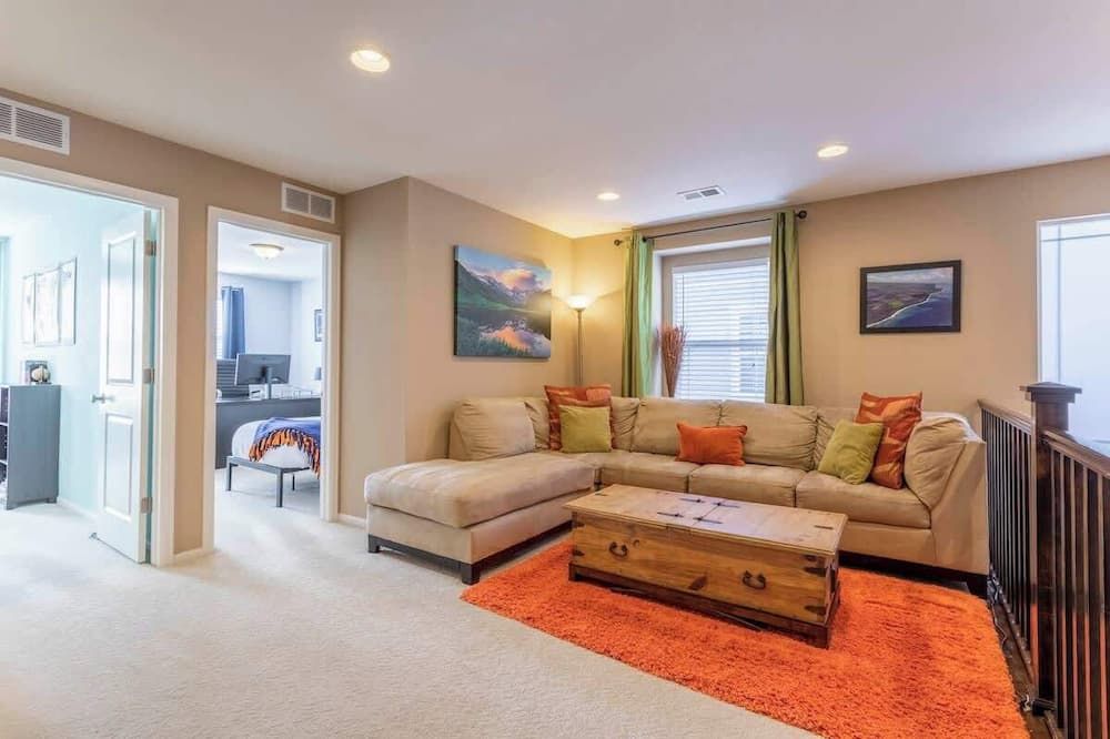 Spacious Family Friendly Townhome in Central Park - דנבר - סלון