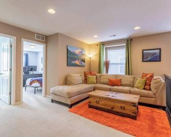 Spacious Family Friendly Townhome in Central Park - דנבר - סלון