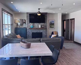 Family friendly spacious 4-bedroom house in charming Pinedale - Pinedale - Dining room