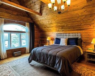 The Loft 3 Level Urban Cabin With A Huge Patio! - Willmar - Habitación