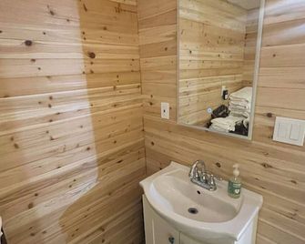 2-Story Cozy Pinehill Hideaway in Ashland/Mifflin with AC & Hot Tub! - Ashland