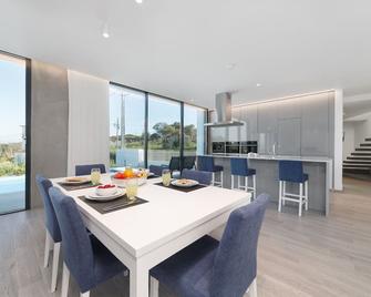 Elevate Luxury at a Bespoke Villa Crafted by a World Celebrated Architect - Serra do Bouro - Comedor