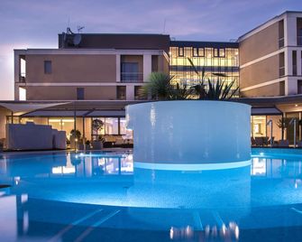 Aura Hotel Adults Only - Balatonfured - Piscina