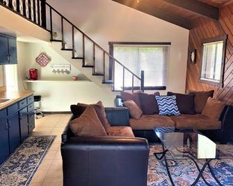 3 Houses on the River - Inglis - Sala de estar