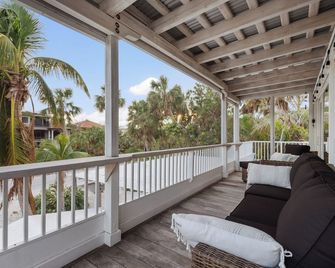 Siesta Key Oasis w/ Outdoor Pool + Screened Lanai! - Siesta Key - Balcony
