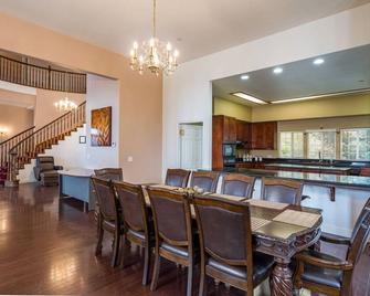 Mountain Trail Lodge And Vacation Rentals - Oakhurst - Dining room