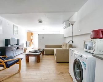 In the heart of the Market. Supreme location 200 meters from the beach. WoW! - Tel Aviv - Living room