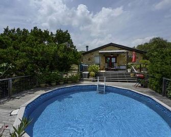 Romantic Getaway Rental with a Private Pool and an Outdoor Hot Tub near Wimberley, Texas - Woodcreek - Pool