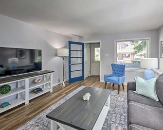 Sheboygan Getaway w/ Yard: 1 Mi to Lake Michigan - Sheboygan - Living room