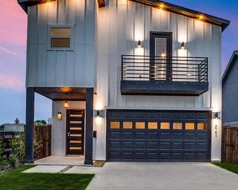 Upscale Dallas Retreat: By Trinity Groves & Downtown - Dallas - Building