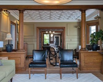 Inn on Main - Downtown Penthouse - Geneva - Living room