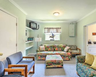 Atlantic Beach Studio With Community Poo - Atlantic Beach - Living room