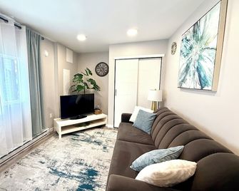 1-bedroom cozy private entry suite. Pet-friendly - Maple Ridge - Living room