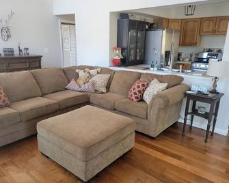 Secluded chalet in the woods overlooking a huge pond only 5 minutes to town. - Harrison - Living room