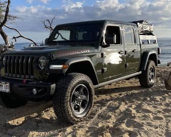2022 Jeep Gladiator Rubicon with a Rooftop tent & all the amenities! - Kahului