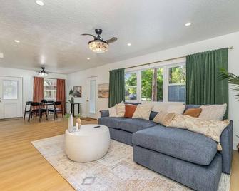 Modern Village Hideaway - Curly2 - Melbourne - Living room