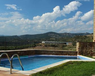 Quiet and cozy house - La Baronia de Rialb - Piscina
