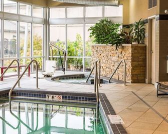 Cambria Hotel Appleton - Appleton - Zwembad