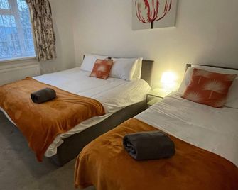 3Bed House Sleeps 6 near Luton Airport w Parking - Luton - Sypialnia