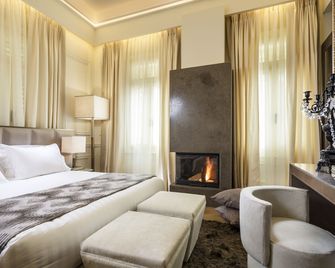 3سيكستي هوتل آند سويتس - نافبليون - غرفة نوم