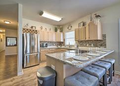 Carolina Beach Condo with Deck Steps to Shore! - Carolina Beach - Kitchen