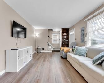 Central Falls Hideaway - Cuyahoga Falls - Living room
