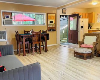 The Groves at Redway Beach - Studio - Redway - Living room