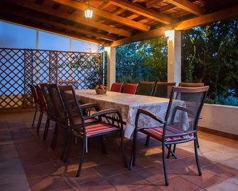 Book Your Holidays In Typical Dalmatian Stone House For 10 Persons - Seget Donji - Innenhof