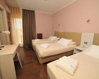 Hotel San Crispino - Monte San Giusto - Bedroom