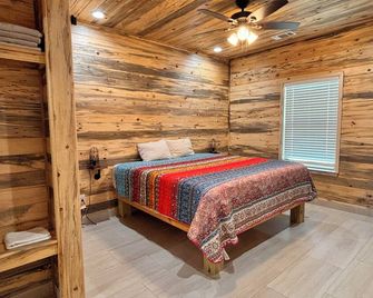 A cozy 2 bed 2 bath cabin In Leakey Tx on 140 Acres with 2,000 FT of River Front - Leakey - Bedroom