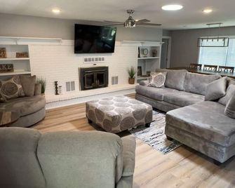 The Lakehouse at Fish & Fiddle Family Resort & Extended Stay - Mountain Home - Living room