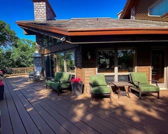 Luxury, spacious lodge, 10 mile views on 300 acre ranch, Trails, Ponds, Animals - Galena - Patio