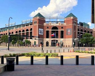 Walk to the Stadiums | 4 Beds | Garage Parking - Arlington - Building