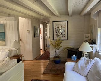 Charming Sapphire Blue Owls Head Waterfront Cottage - Owls Head - Living room