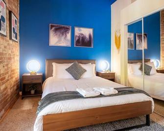 100 Year Old Historic Brick 2br Loft Large Patio1 - Durham - Bedroom