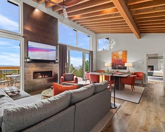 Incredible Luxury Zen Treehouse+Glamping Tent - Views for Miles & Hot Tub/Sauna - Bailey - Living room